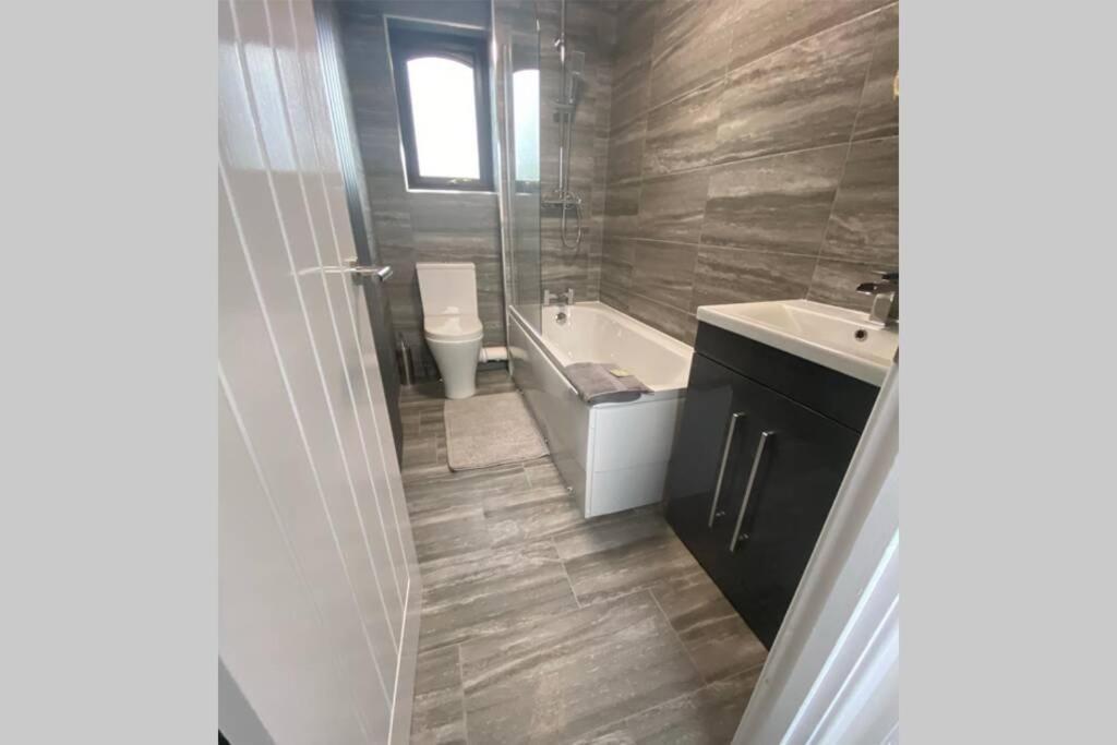 Newly Refurbished Beautiful Location 1 Bedroom Residential House 크램링턴 외부 사진