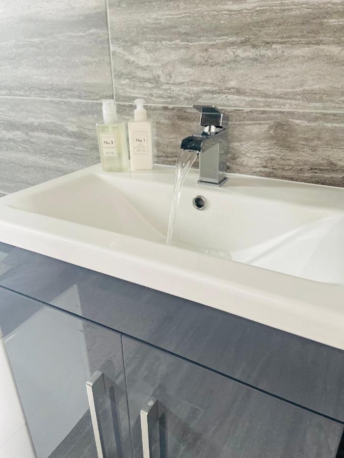 Newly Refurbished Beautiful Location 1 Bedroom Residential House 크램링턴 외부 사진